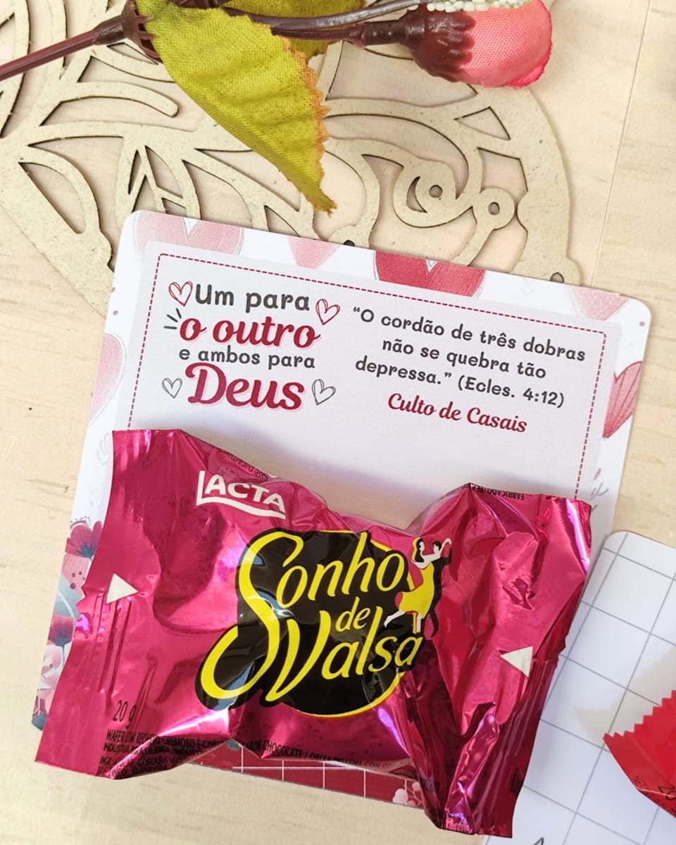 Kit Digital Mimos Casal Cristão Editável no Canva 2 Cartão branco com mensagem religiosa e chocolate em embalagem rosa, sobre fundo claro.