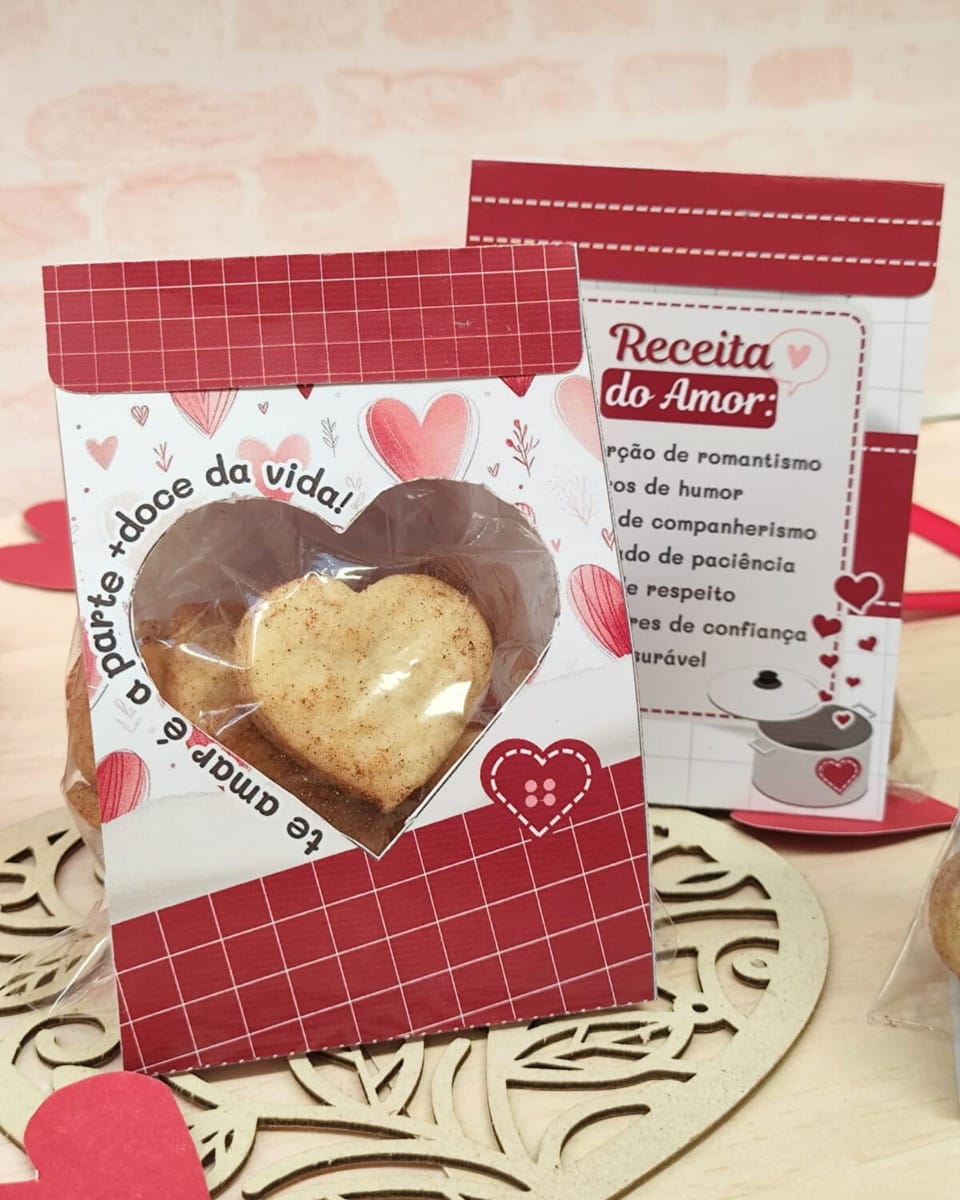 Kit Digital Mimos Casal Cristão Editável no Canva 3 Design de embalagens e cartão com tema de amor, corações e padrão quadriculado vermelho.