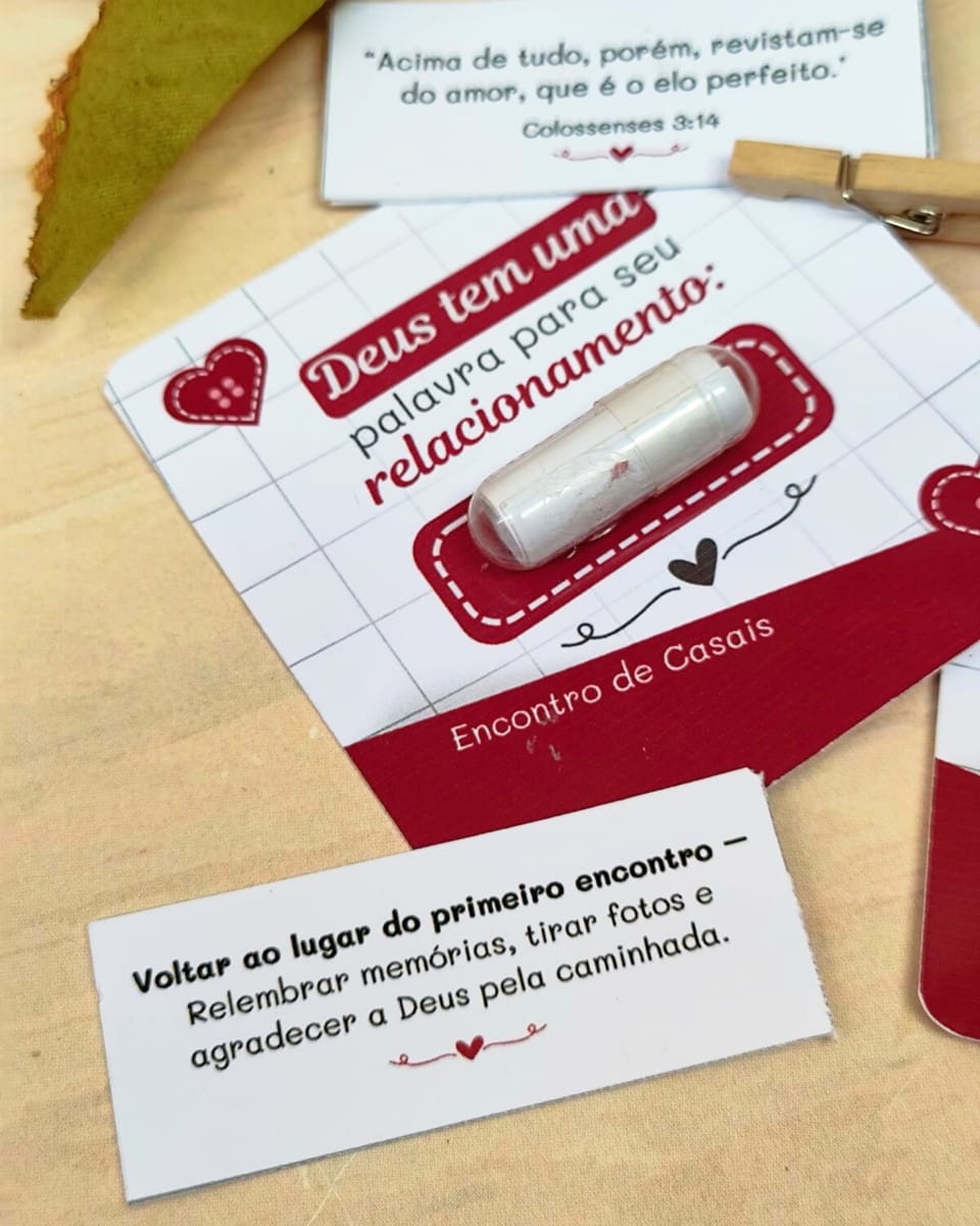 Kit Digital Mimos Casal Cristão Editável no Canva 4 Três cartões com mensagens cristãs e uma cápsula transparente sobre madeira.
