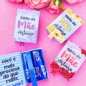 Ilustrações de mini bíblias e caixa de chocolates com mensagem, em fundo rosa.