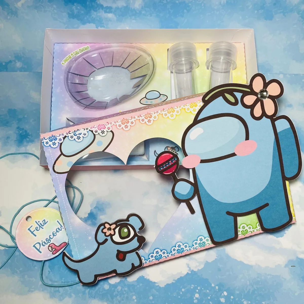 Caixa decorada com personagem azul, cachorro, flores e recipientes plásticos transparentes.