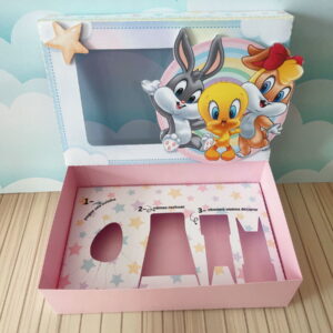 Caixa Mini Confeiteiro Looney Tunes em PDF e Studio 10 Caixa decorativa rosa com personagens de desenho animado e instruções para rechear.