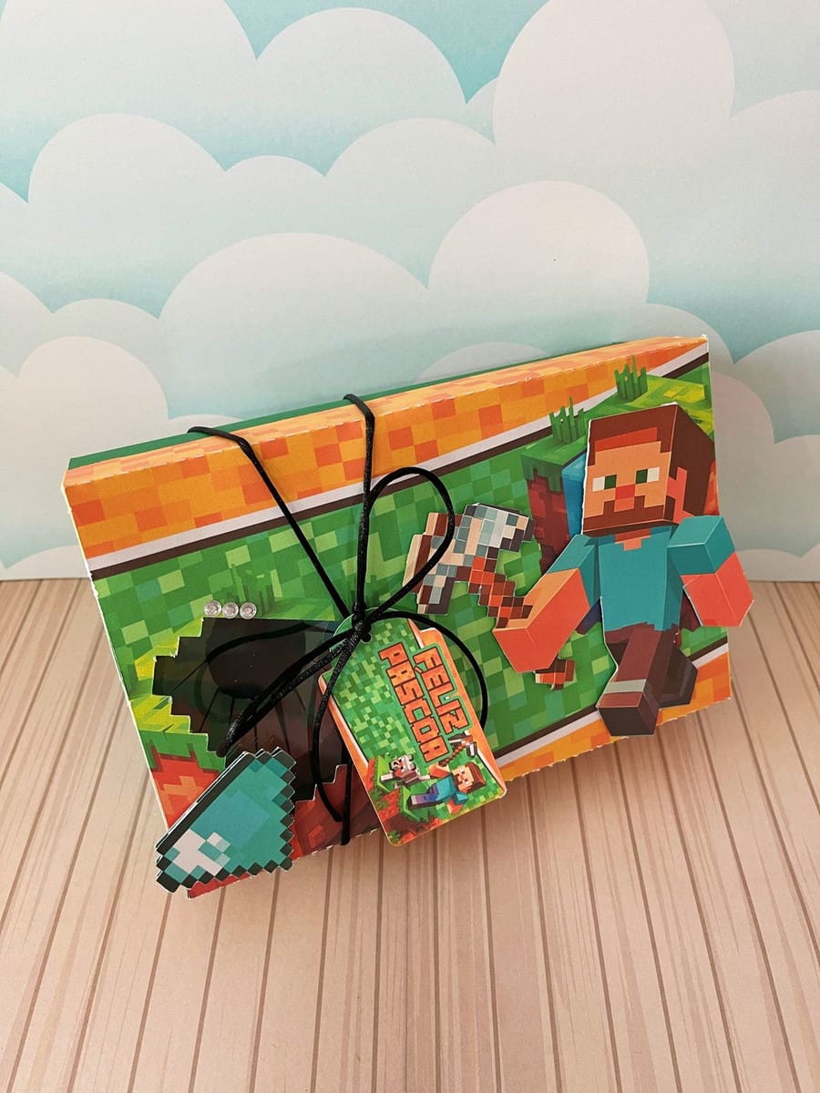 Kit Digital Mini Confeiteiro Minecraft para Doces 5 Caixa decorada com tema de blocos, personagem pixelado e tag "Feliz Páscoa".