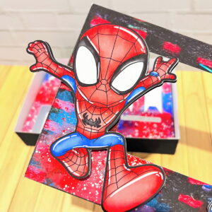 Recorte de personagem com tema de aranha em vermelho e azul sobre fundo abstrato.