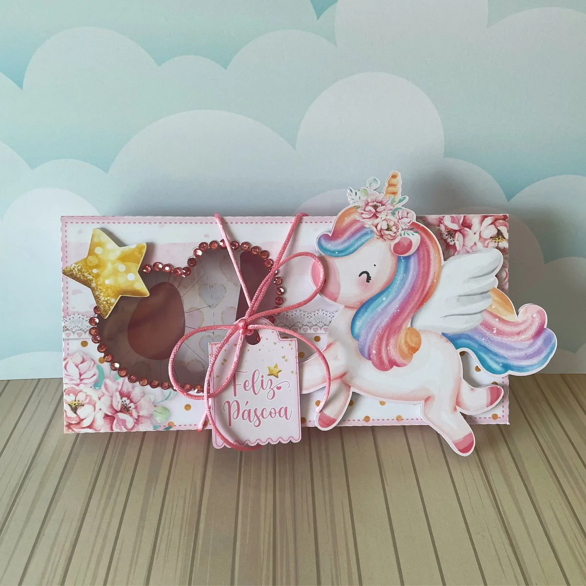 Mini Confeiteiro Unicórnio - Arquivo Digital 4 Caixa artesanal decorada com tema de unicórnio, estrela, flores e laço rosa