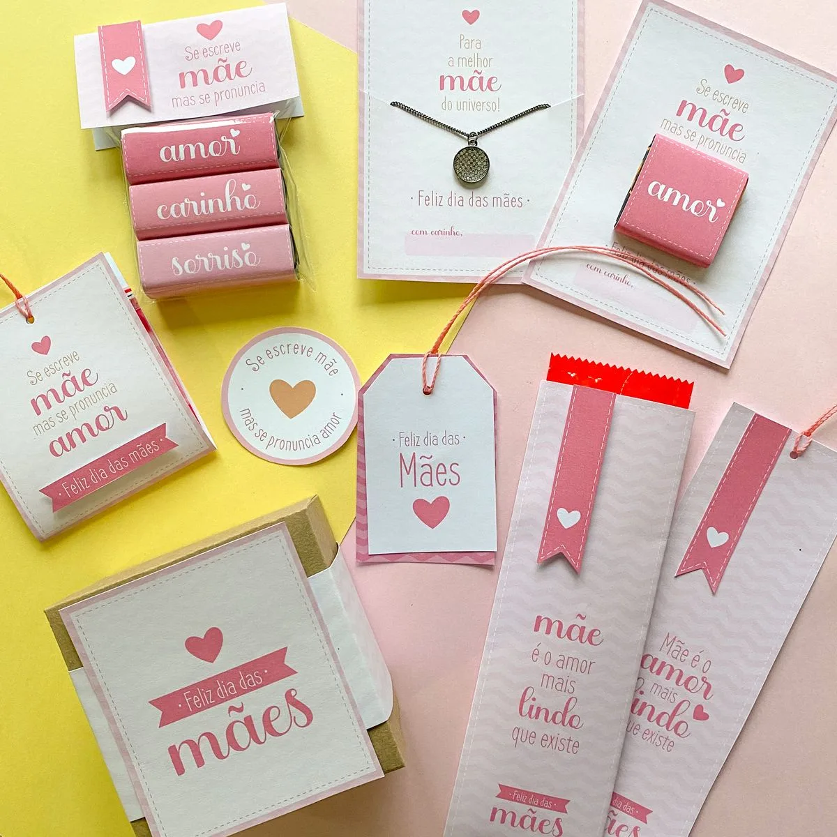 Conjunto de papelaria temática de dia das mães com mensagens carinhosas em tons de rosa e branco.