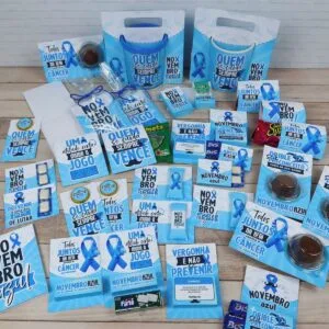 Conjunto de lembranças e embalagens personalizadas com temática azul em superfície de madeira