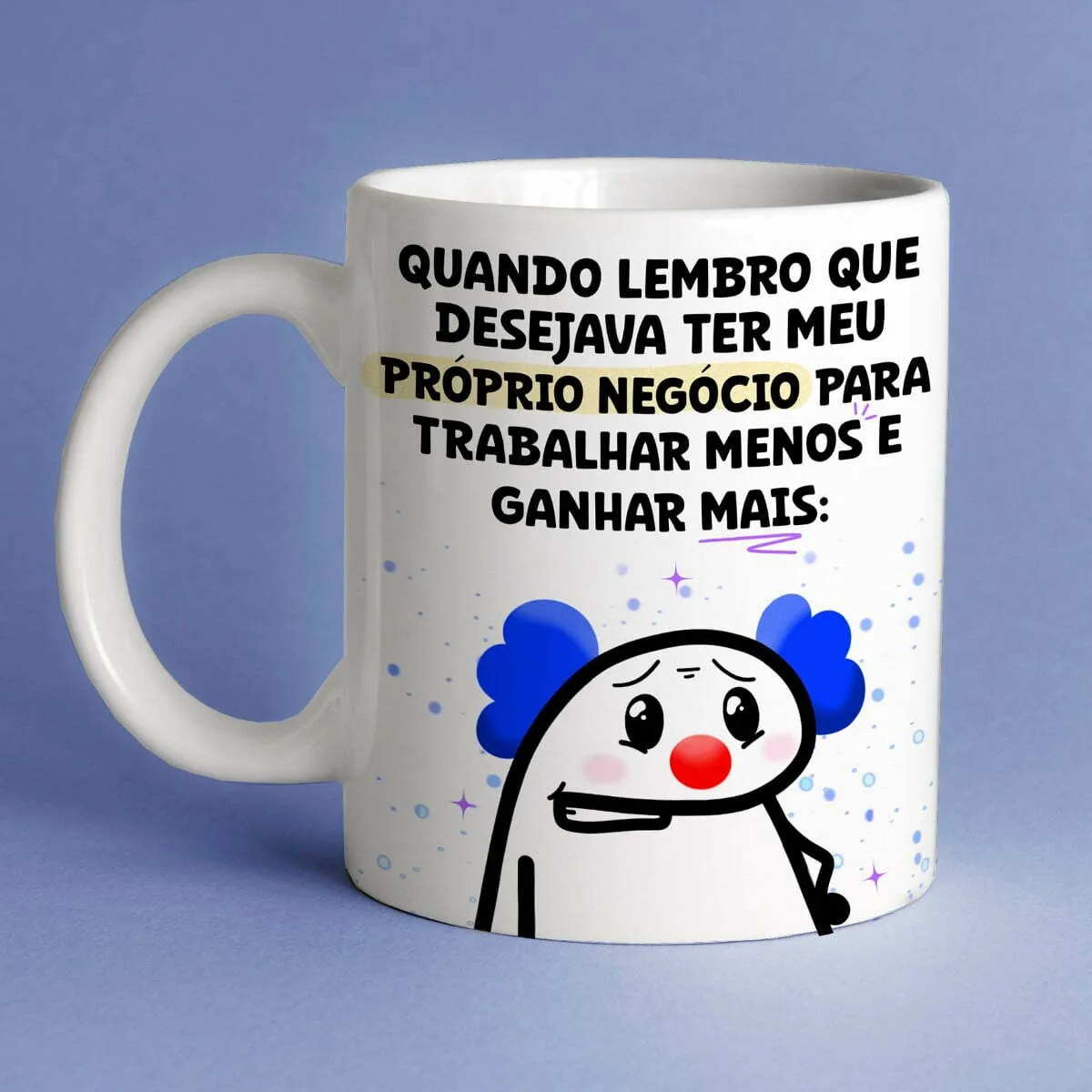 Caneca branca estampada com frase humorística e ilustração de palhaço triste.
