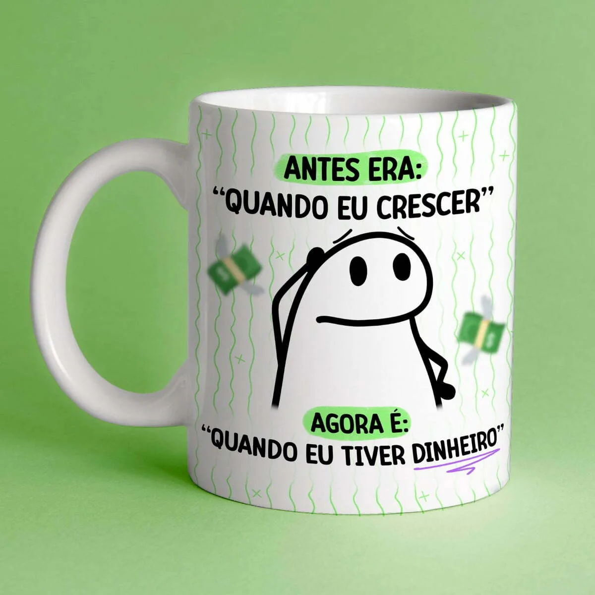 Caneca branca estampada com desenho engraçado e frases em português sobre dinheiro.