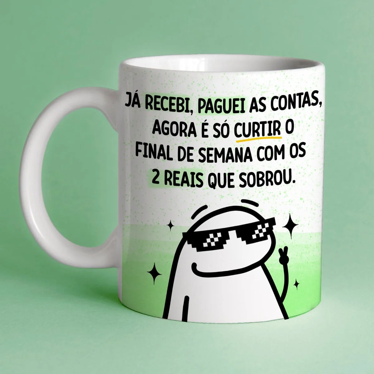 Caneca branca estampada com frase em português e personagem cômico usando óculos escuros.