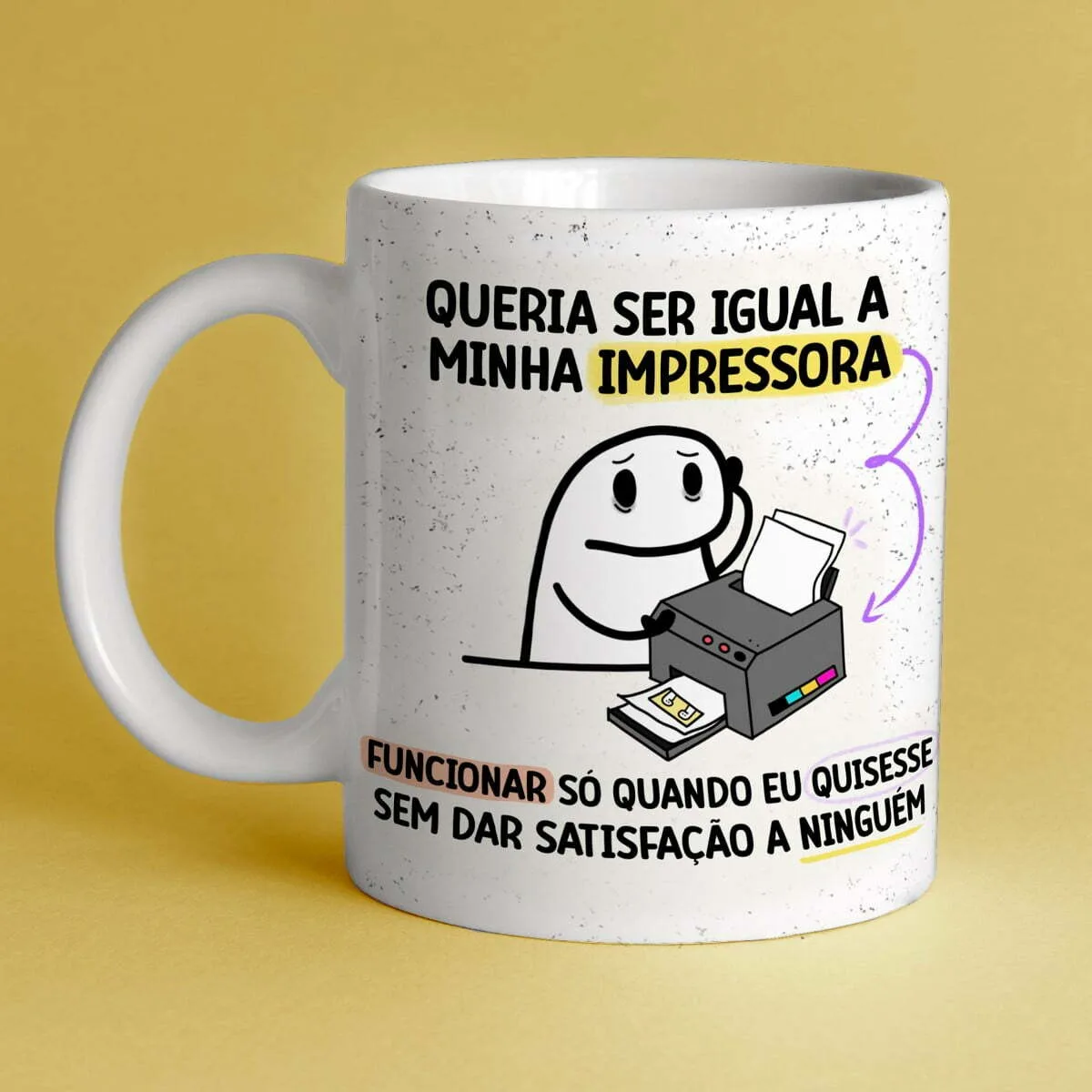 Caneca branca estampada com ilustração de personagem engraçado e frase em português.