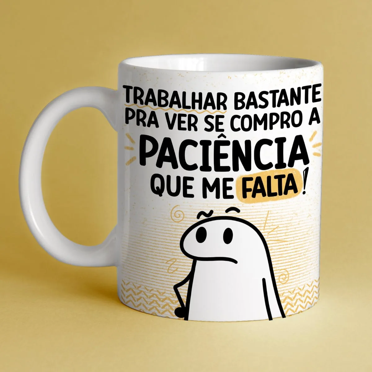 Caneca branca estampada com frase em preto e desenho de personagem.