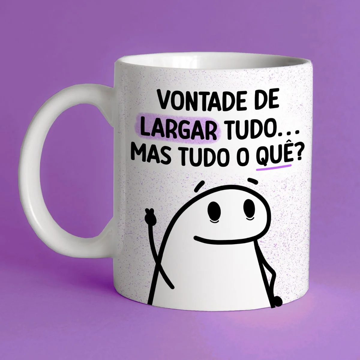 Caneca branca estampada com desenho engraçado e frase em português contra fundo roxo.
