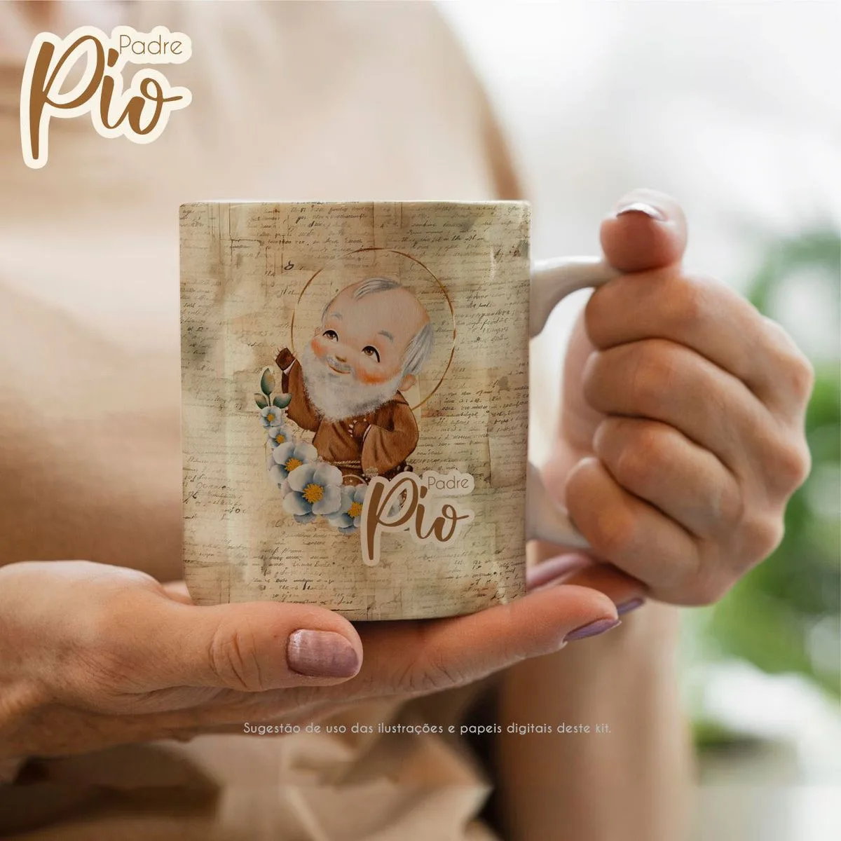 Pack Ilustrações Padre Pio Santinhos Png Personalizados 9 Mão segurando uma caneca personalizada com ilustração de um santo e flores.