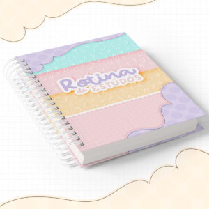 Caderno espiral colorido com estampa de letras e formas onduladas em tons pastéis.