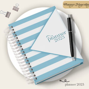 Planner de espiral com listras azuis e brancas sobre fundo circular claro.