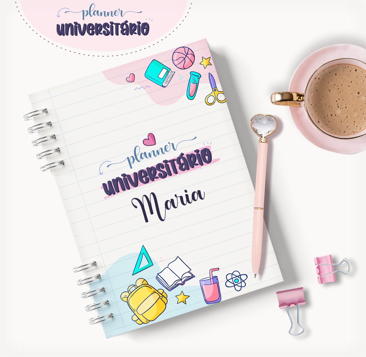Planner Universitário para Imprimir e Personalizar 3 Caderno universitário espiralado com ilustrações escolares, caneta rosa e xícara de café.