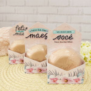 Três caixas de presente com sabonetes, design floral, para o Dia das Mães.