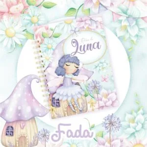 Capa de caderno com ilustração de fada pequena rodeada por flores delicadas e coloridas.
