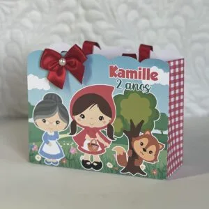 Sacolinha de papel personalizada com ilustrações de personagens de conto de fadas infantil.