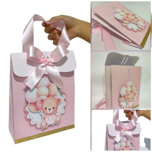Sacola de presente rosa decorada com ilustração de ursinho segurando balões e laço.