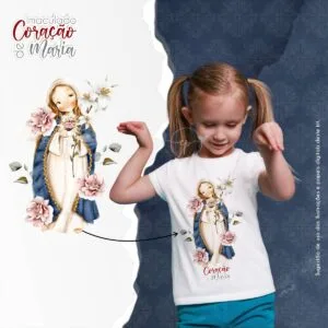 Santinhos Imaculado Coração de Maria Kit Digital em Png 2 Menina usando camisa branca com estampa digital de figura feminina rodeada por flores.