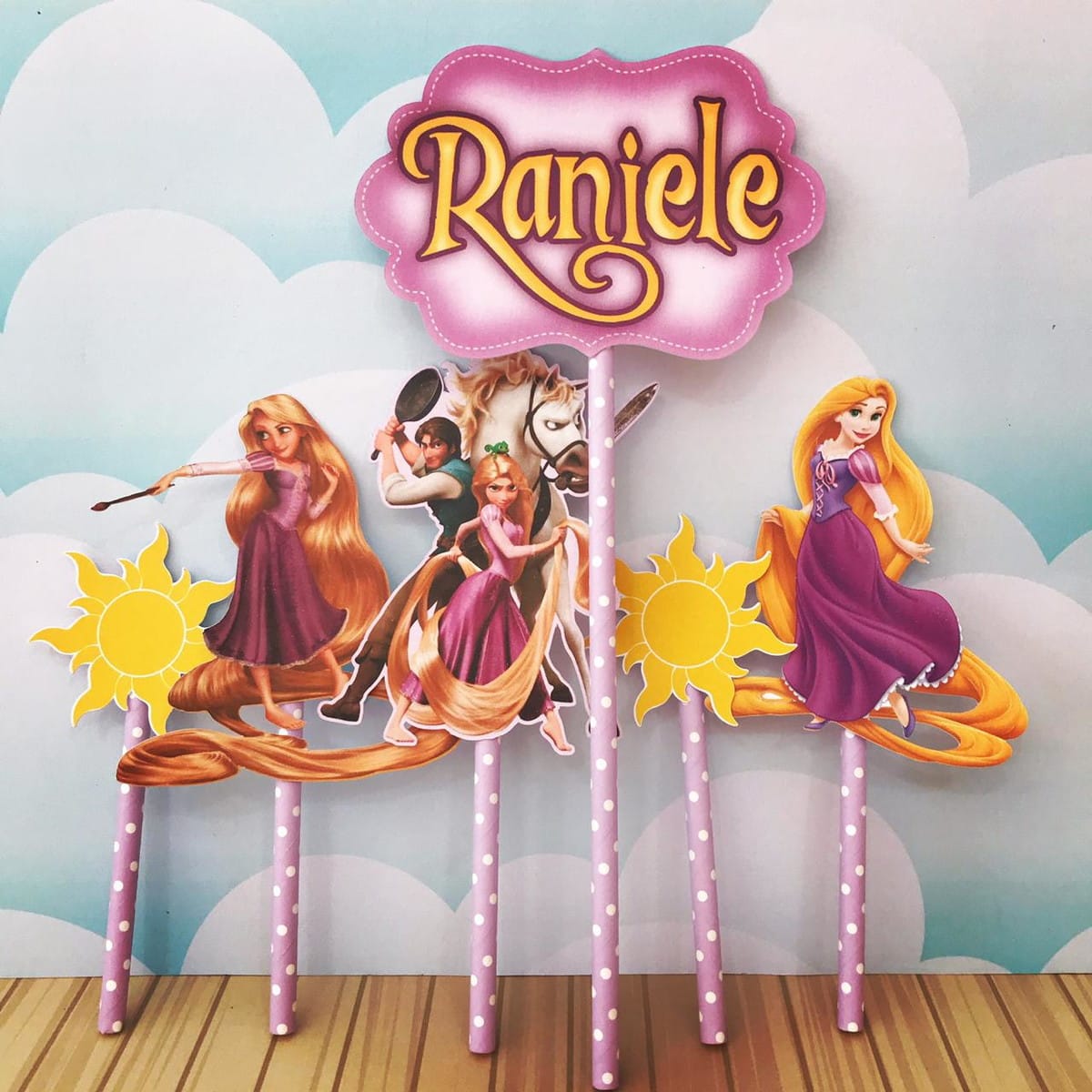 Kit Digital Festa Rapunzel com Caixas Sacolas e Convites 3 Toppers de bolo com figuras de personagens de contos e um emblema decorativo.