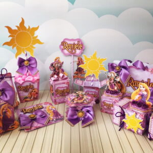 Visíveis lembrancinhas de festa em roxo e rosa com personagens animados e motivos de sol.