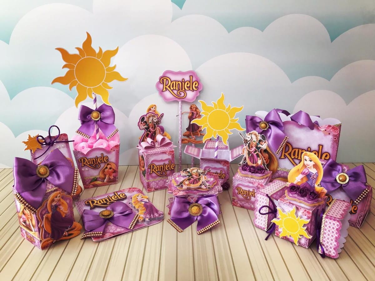 Kit Digital Festa Rapunzel com Caixas Sacolas e Convites 1 Visíveis lembrancinhas de festa em roxo e rosa com personagens animados e motivos de sol.