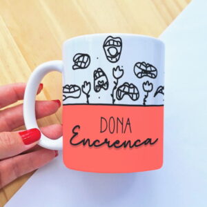 Arte digital para caneca com design coral, branco, bocas e "Dona Encrenca".