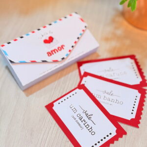 Arte digital de vales de amor e carinho em formato de envelope e cartões.