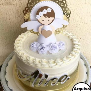 Bolo decorado com topo de anjo de papel e nome dourado na frente.