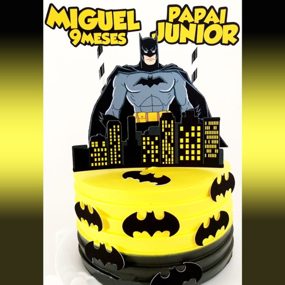 Topo de Bolo Batman Arquivo Digital Editável para Corte 1 Imagem digital de um bolo decorado em amarelo e preto, com topo de personagem.